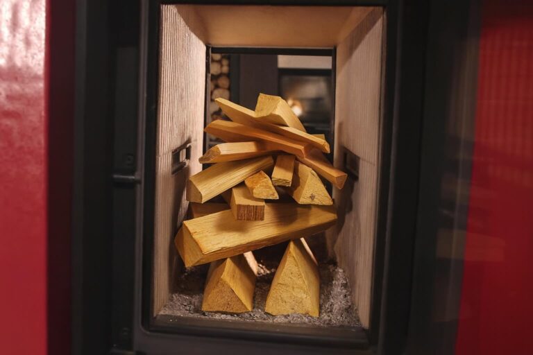 Idzie jesień! Jak prawidłowo rozpalać w kominku?